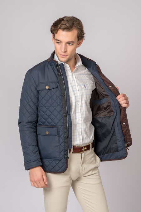 Casaco acolchoado azul-marinho com botões metálicos, padrão de losangos, aberto e mostrado do lado interno