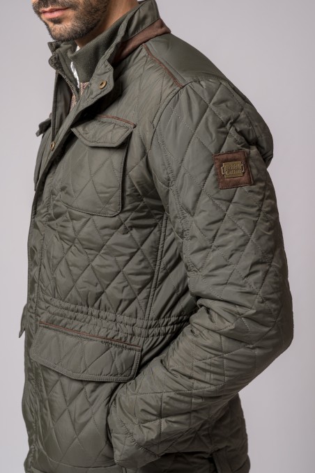 Casaco masculino matelassê verde com bolsos e etiqueta no braço