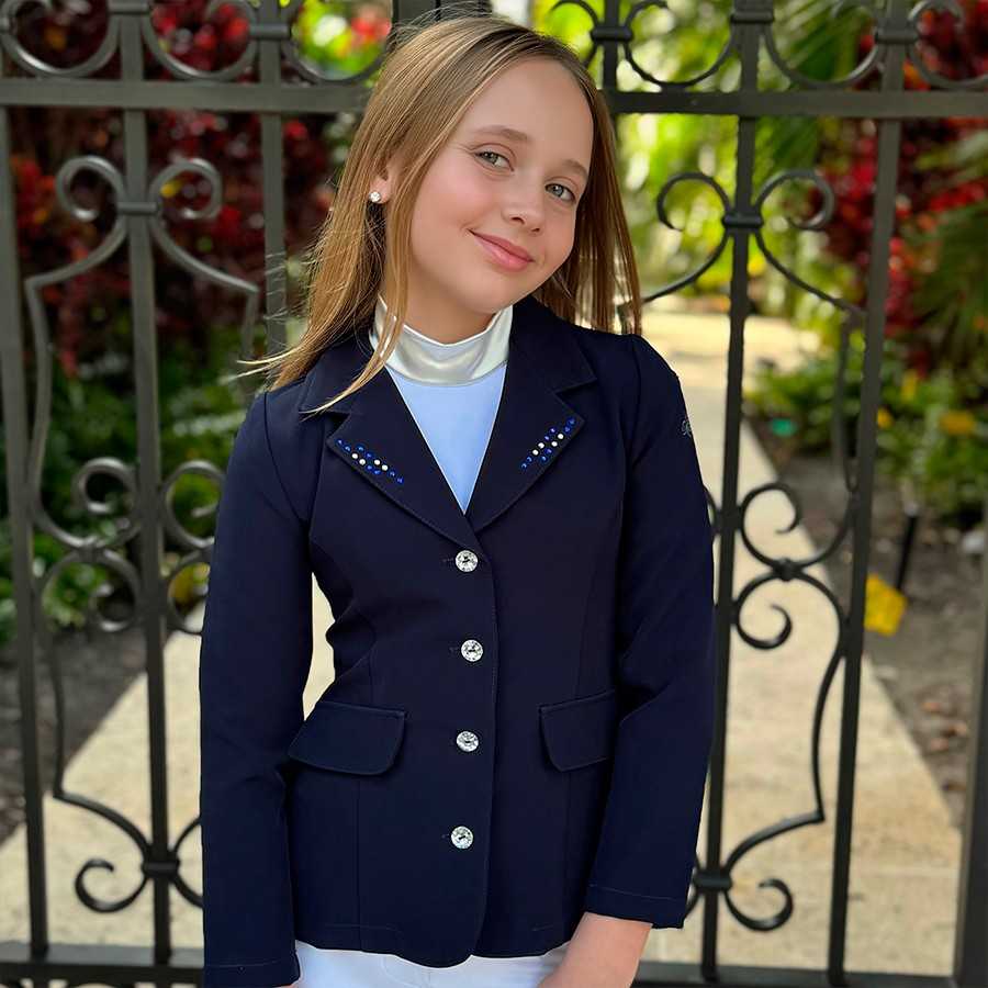 Blazer feminino azul escuro com botões e detalhes azuis na lapela usado por menina
