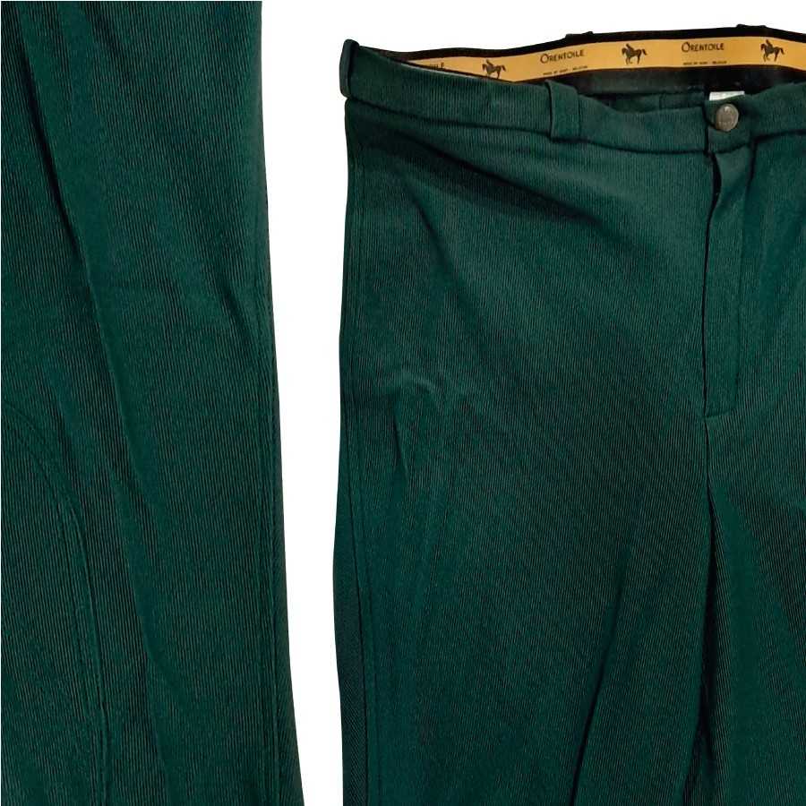 Calças verdes com riscas finas e forro amarelo com marca e cavalos