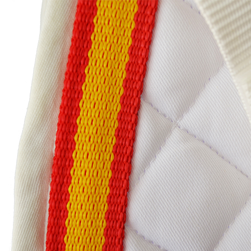 Tecido acolchoado branco com faixa têxtil vermelha e amarela entrelaçada