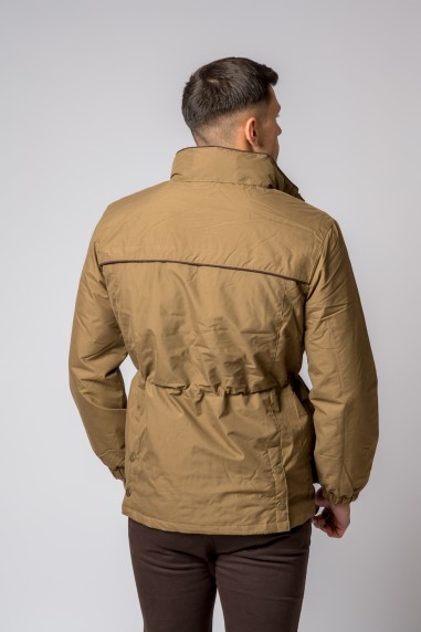 Casaco masculino castanho visto de costas com gola alta