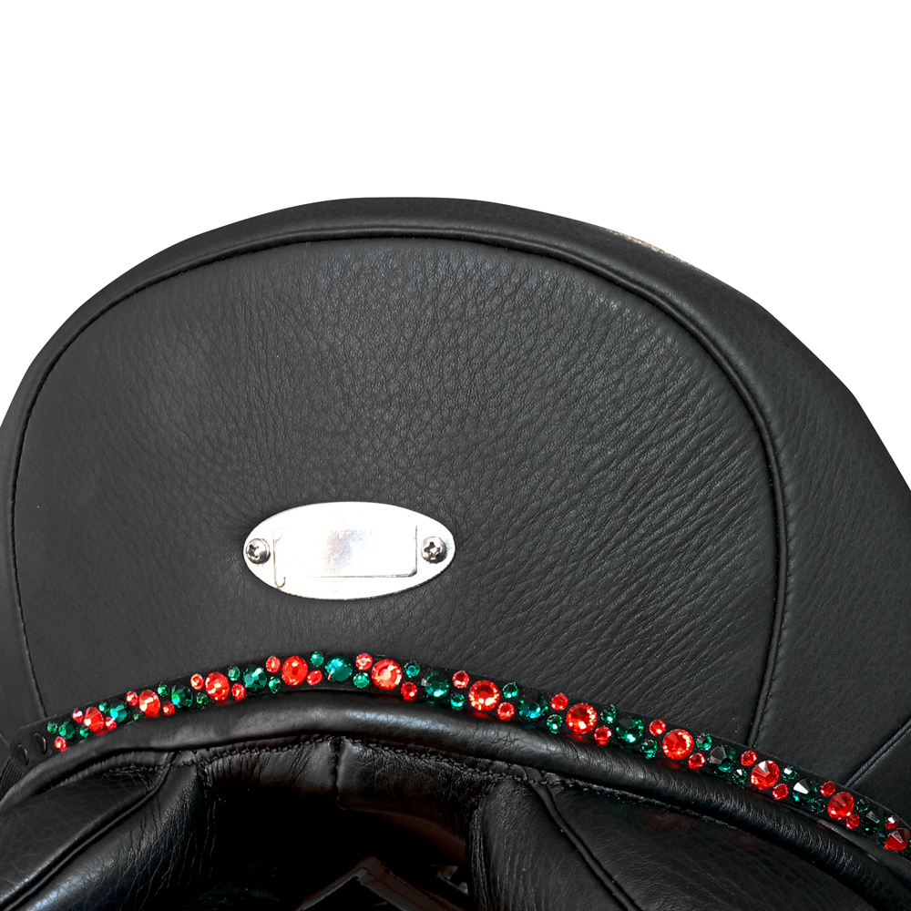 Sela preta de couro com decoração de pérolas vermelhas e verdes e placa metálica oval