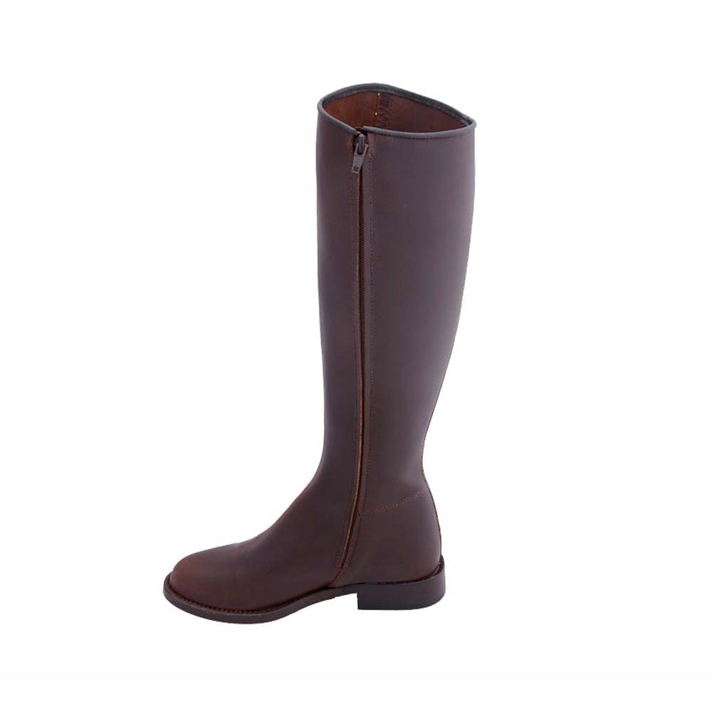 Bota alta em pele castanha com fecho lateral e sola preta.