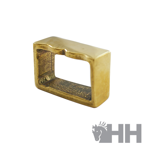 Anilha metálica dourada retangular sobre fundo branco