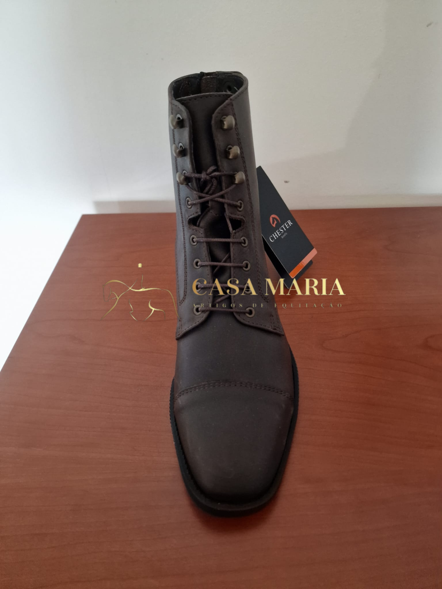 Bota masculina castanha em couro com atacadores