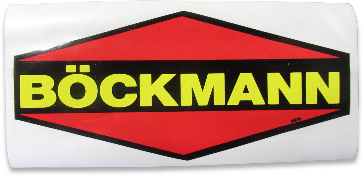 Etiqueta adesiva com texto BÖCKMANN em fundo vermelho e branco