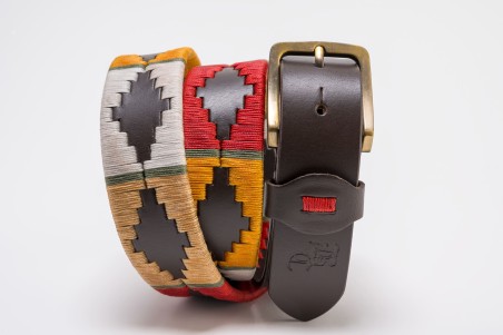 Cinto colorido com padrão geométrico, fivela dourada e parte em couro castanho escuro