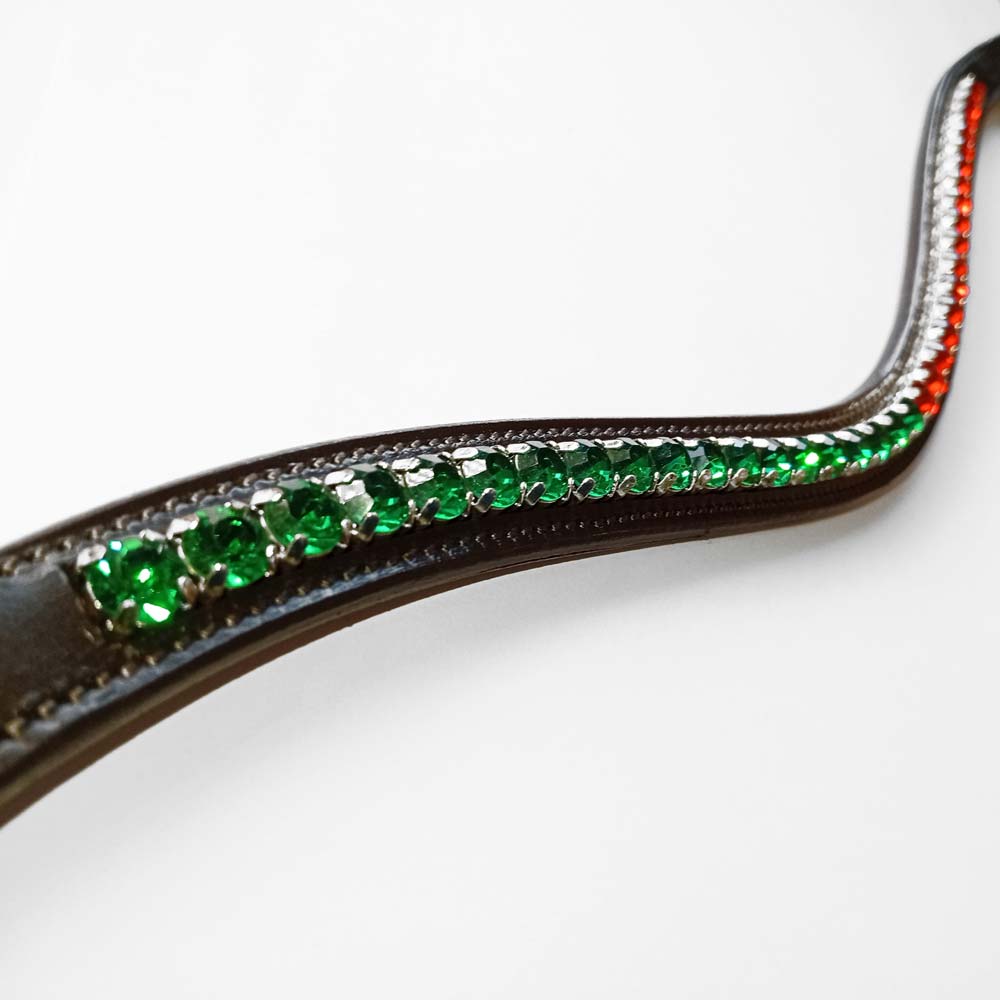 Parte de objeto em pele castanha com pedras brilhantes verdes e coloridas embutidas