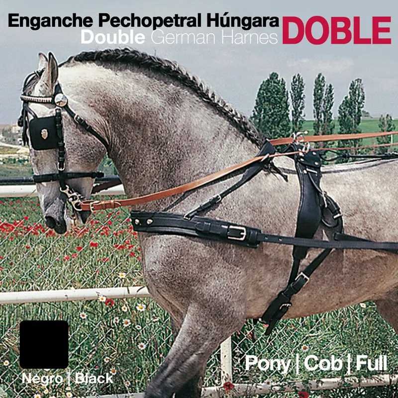 Cavalo cinzento com peitoral de enganche duplo de couro preto em campo com flores e árvores