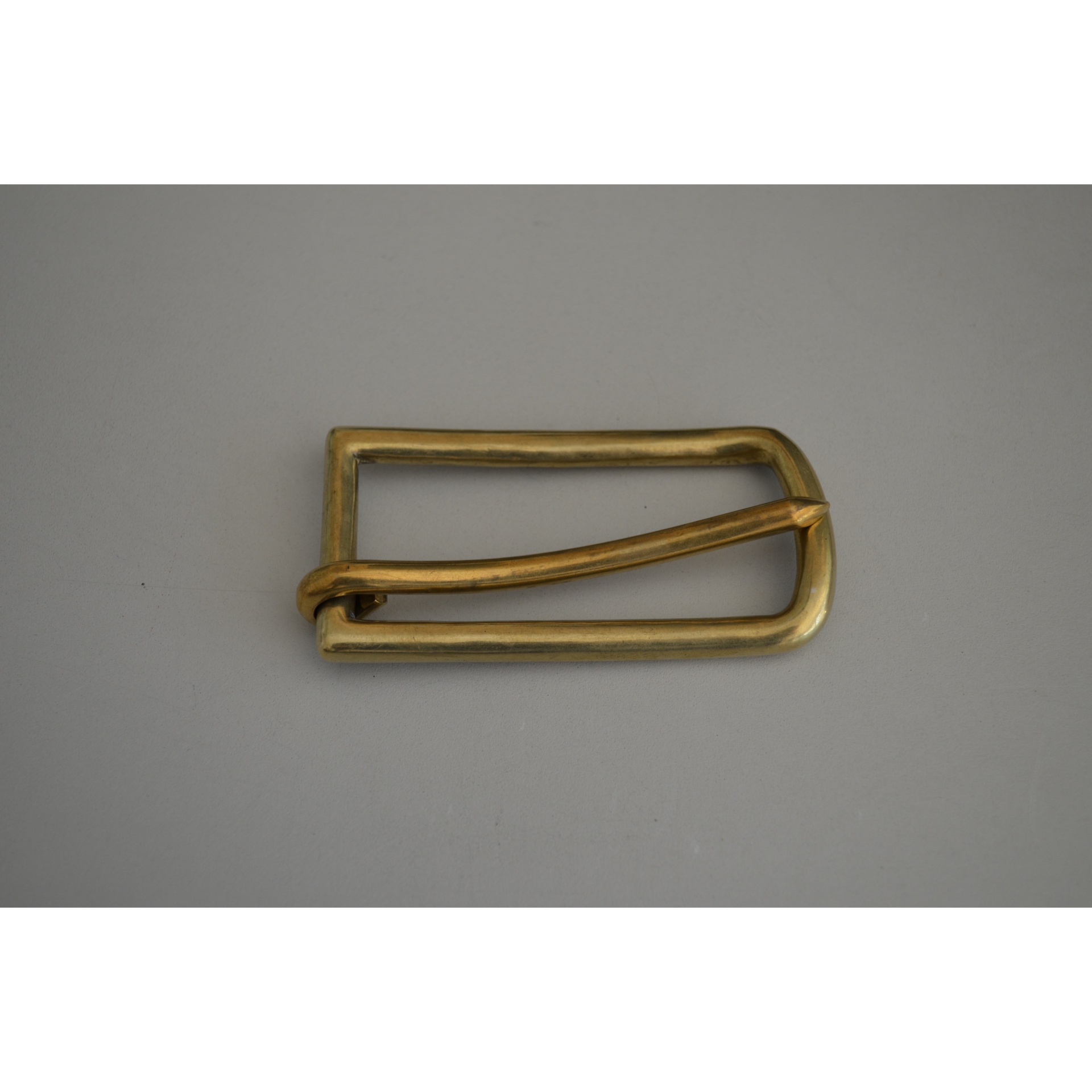 Fivela de cinto retangular dourada de metal