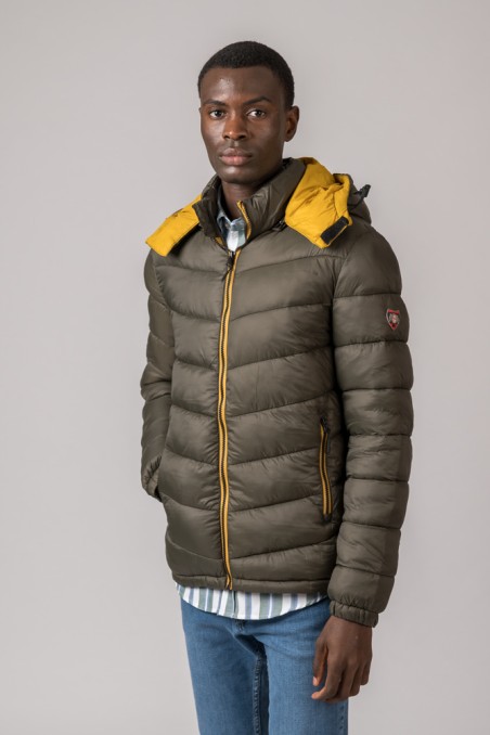 Homem a usar casaco acolchoado verde-oliva com capuz amarelo