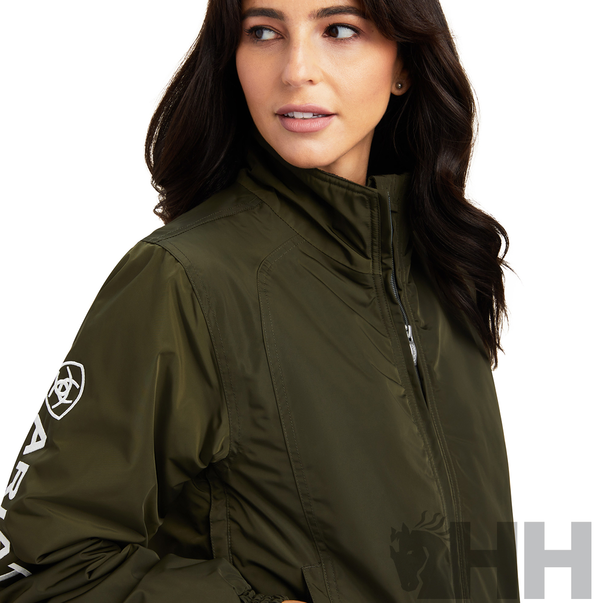 Casaco verde-oliva com logotipo branco ARIAT na manga usado por mulher