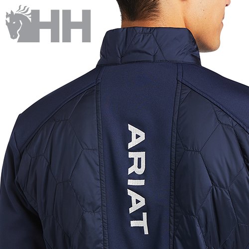 Parte de trás de jaqueta azul escura acolchoada com texto ARIAT branco vertical