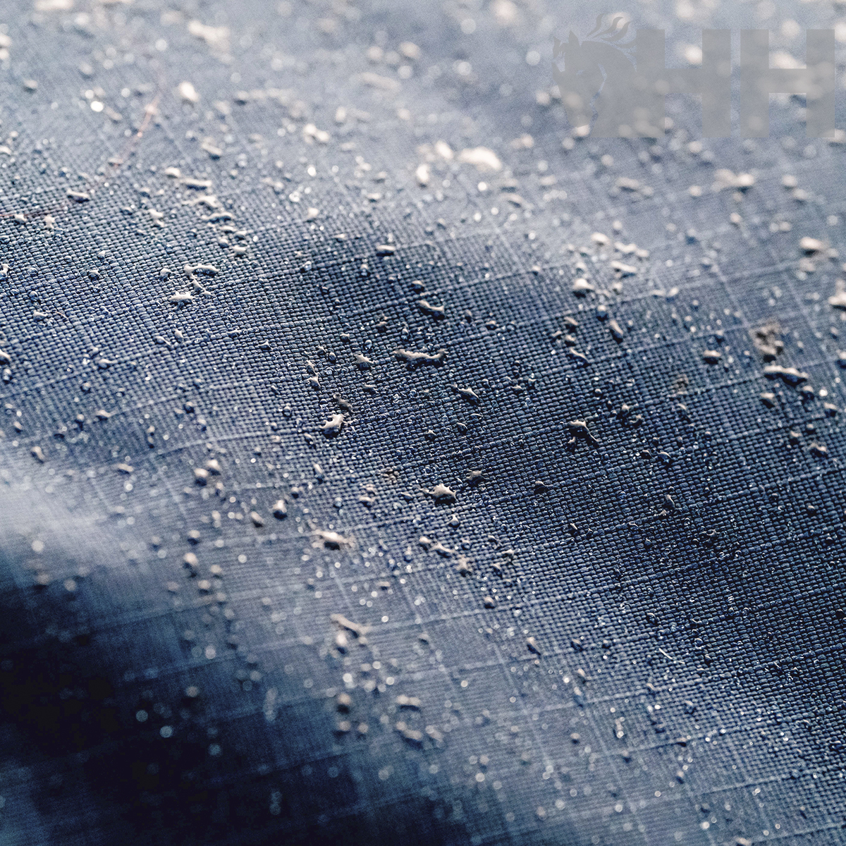 Tecido impermeável azul com gotas de água em padrão quadriculado