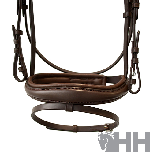 cabezada de cavalo castanha com acolchoamento e fivelas metálicas sobre fundo branco