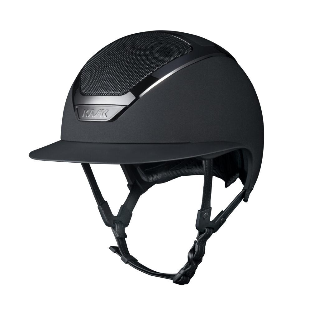 capacete preto de equitação com painel de malha e marca KASK