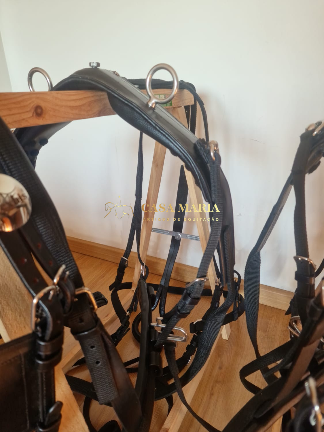 Selas de cavalo em couro preto e nylon penduradas