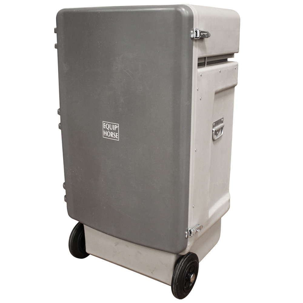 Mala rígida cinza e branca com rodas e etiqueta EQUIP HORSE