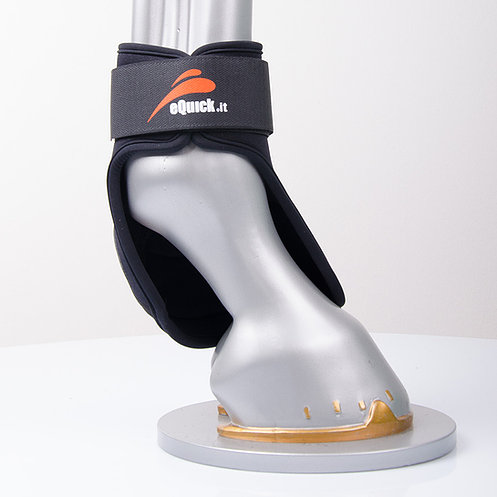 Proteção preta para casco de cavalo com logo eQuick.it em fundo branco