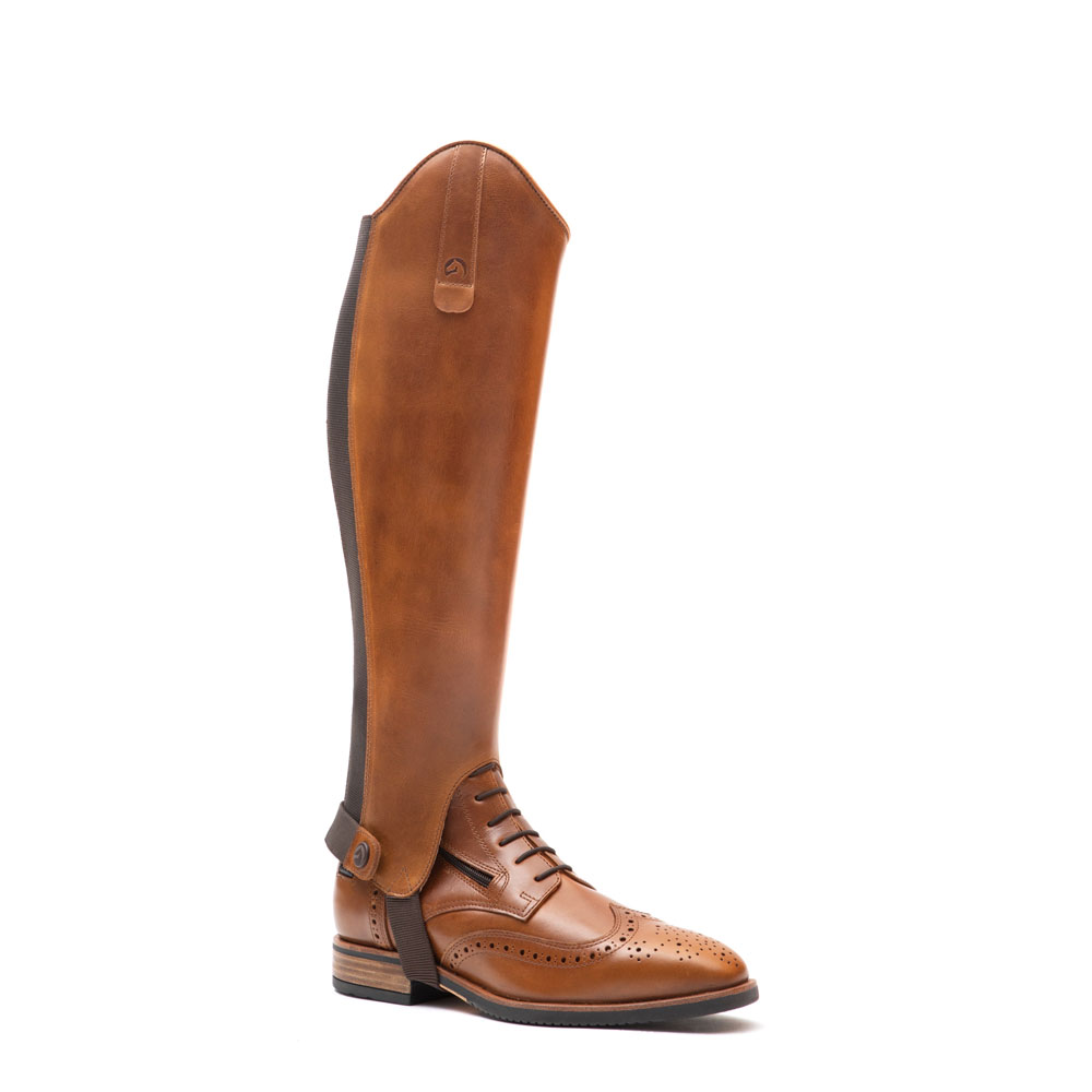 Bota alta de couro castanho claro com detalhes perfurados