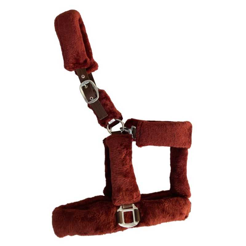 Cabresto castanho com acolchoamento felpudo e fivelas metálicas