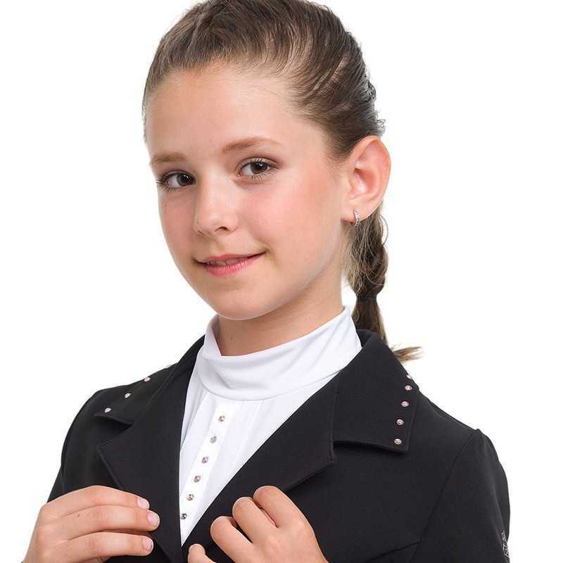 Criança com casaco preto e camisa branca em fundo branco