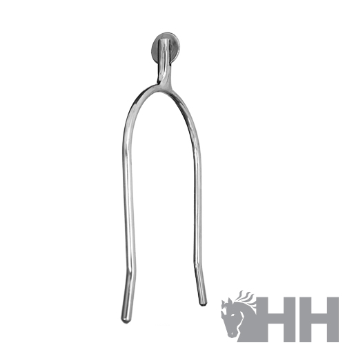 Suporte metálico prateado para pendurar com fundo branco