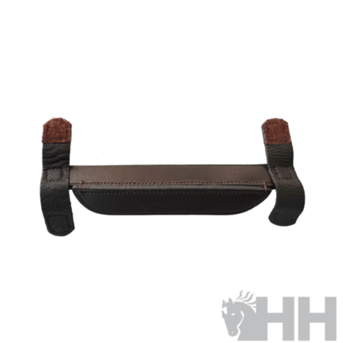 Alça castanha e preta com fechos de velcro castanhos em fundo branco