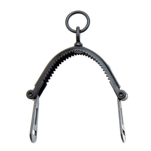 Ferramenta preta em forma de arco com dentes e anel circular