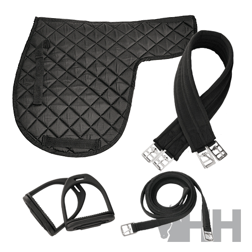 Conjunto equestre preto com manta acolchoada, estribos, tiras e cinta.