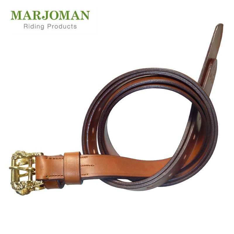 Cinto de couro castanho com fivela dourada decorativa e texto MARJOMAN no fundo branco