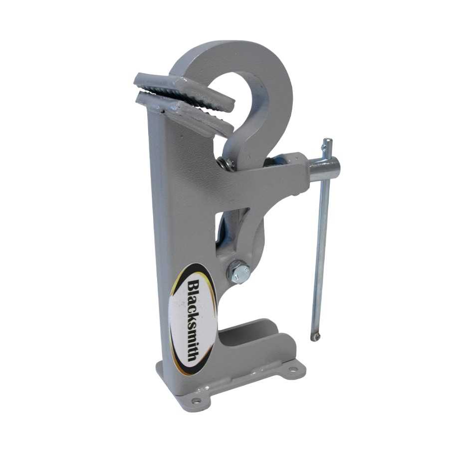 Morsa de bancada cinzenta com parafuso lateral e etiqueta Blacksmith