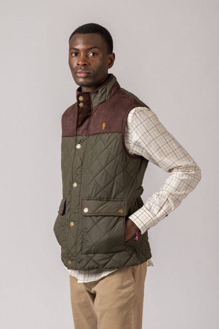 Homem a usar colete acolchoado verde e castanho com botões dourados