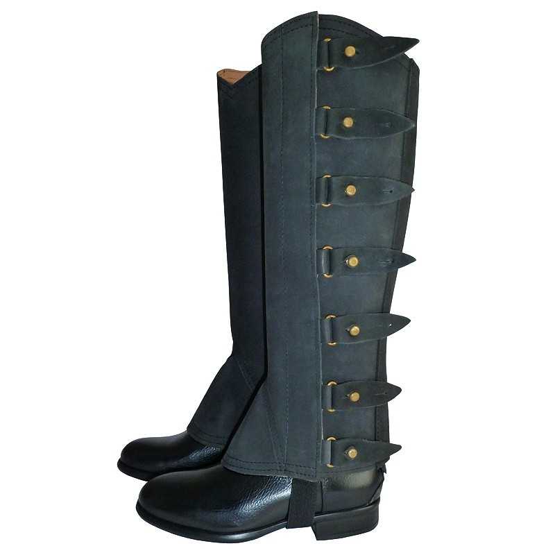 Botas altas pretas com fivelas douradas
