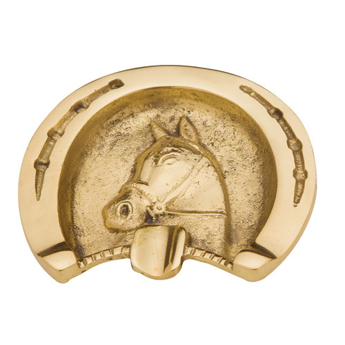 Cinzeiro de metal dourado com cabeça de cavalo em relevo