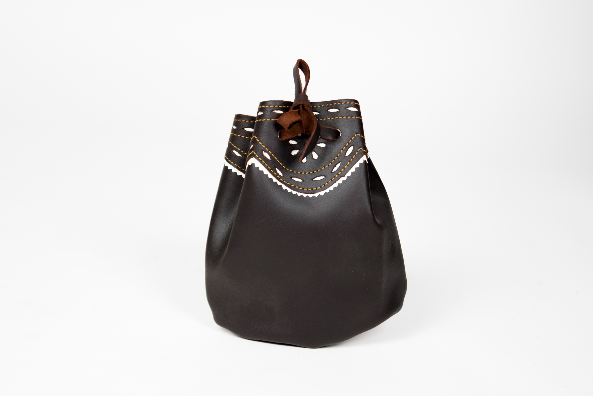 Bolsa pequena em couro preto com acabamento e detalhes castanhos e brancos