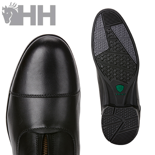 Par de sapatos pretos em couro com sola antiderrapante e fecho de correr