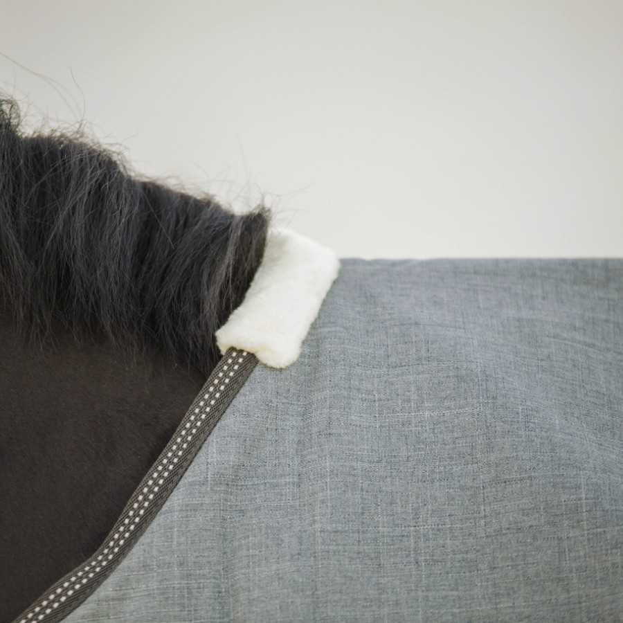 Cobertura cinza para cavalo com gola em pelúcia branca