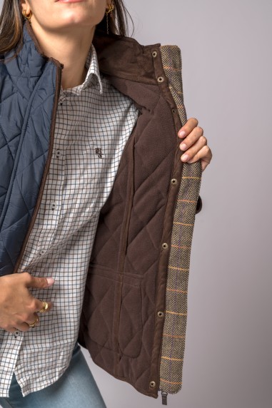 Colete acolchoado xadrez bege e castanho com camisa branca de padrão grade