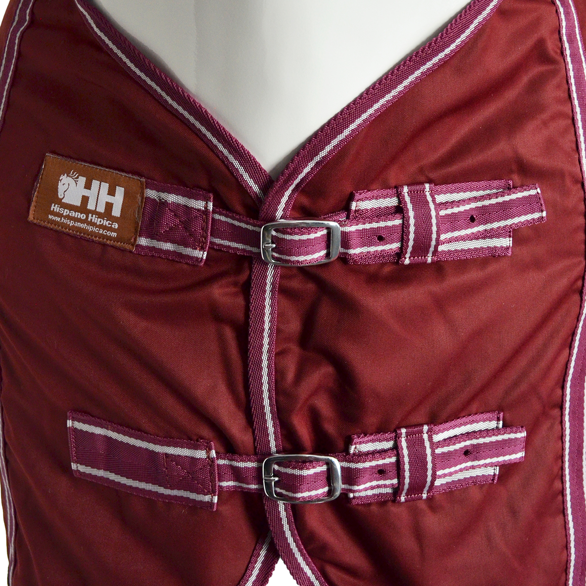 Cobertura para cavalo bordô com fechos de fivela e etiqueta Hispano Hípica