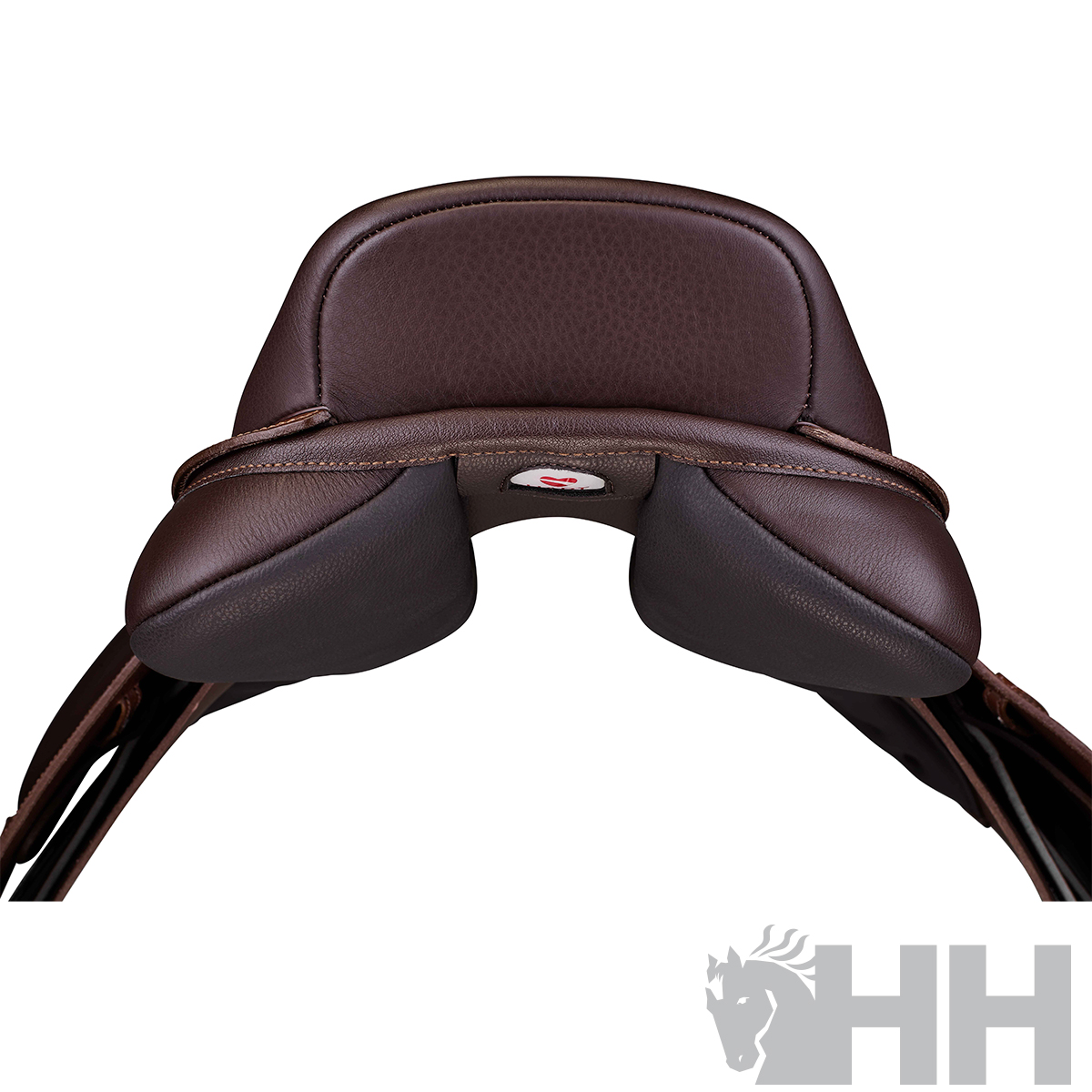 Selim de cavalo em couro marrom com emblema redondo instalado, fundo branco com logótipo HH