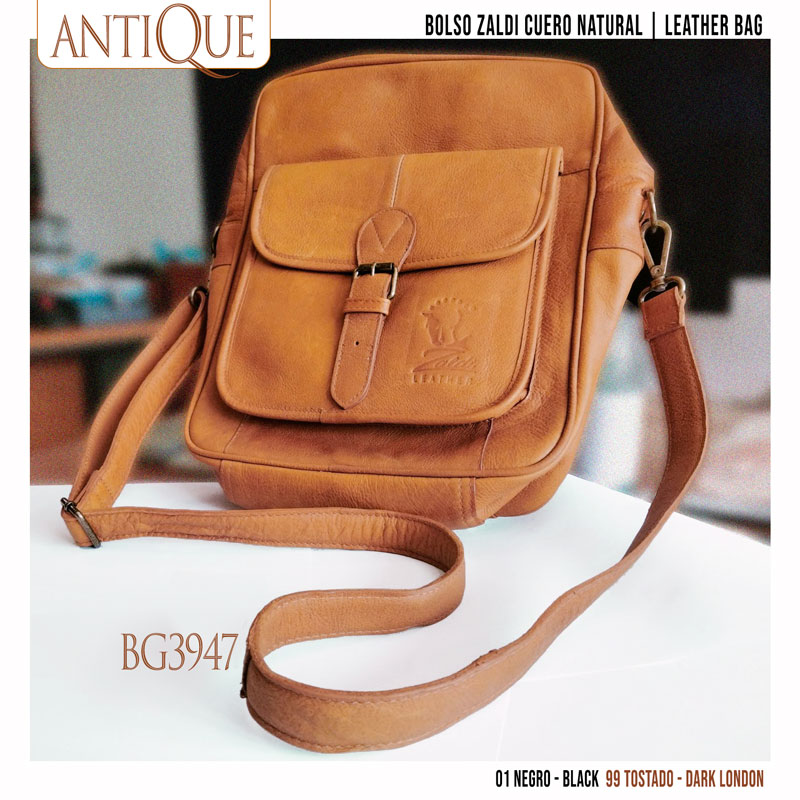 Bolsa de pele castanha com bolso frontal e fivela, com alças ajustáveis.