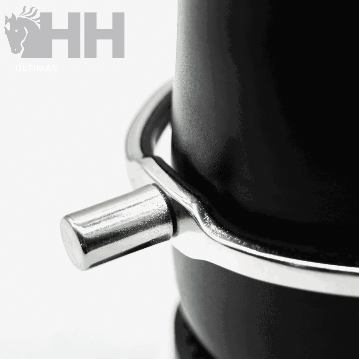 Base cilíndrica preta com botão metálico prateado e logótipo cinzento ao fundo