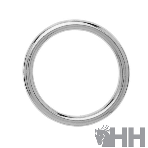 Anel metálico prateado com fundo branco e logótipo HH