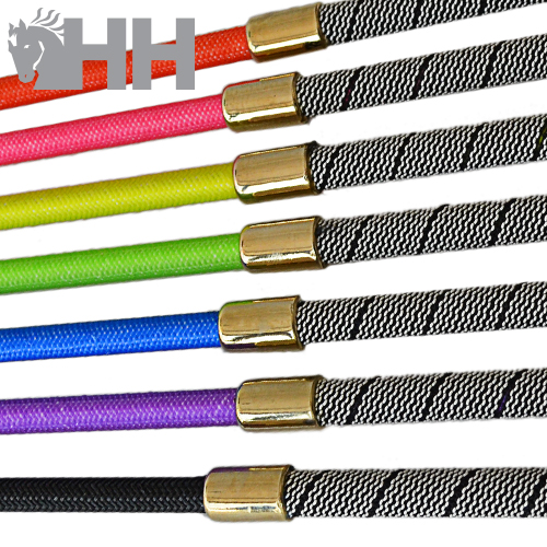 Sete cordões coloridos com acabamentos dourados em fundo branco com logo HH