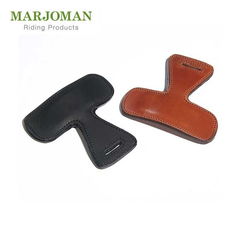 Dois protetores de couro, um preto e outro castanho, para equitação com costuras visíveis.