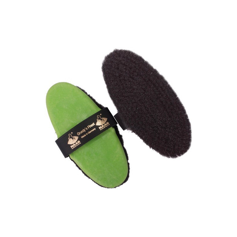 Escova para cuidados de cavalo com base verde e cerdas castanhas escuras, faixa preta com texto e logotipo.