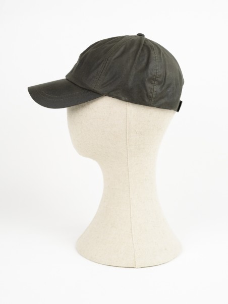 Boné preto de tecido com aba curva em manequim bege claro.