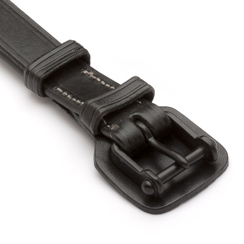 Cinta preta de couro com fivela quadrada e costuras brancas